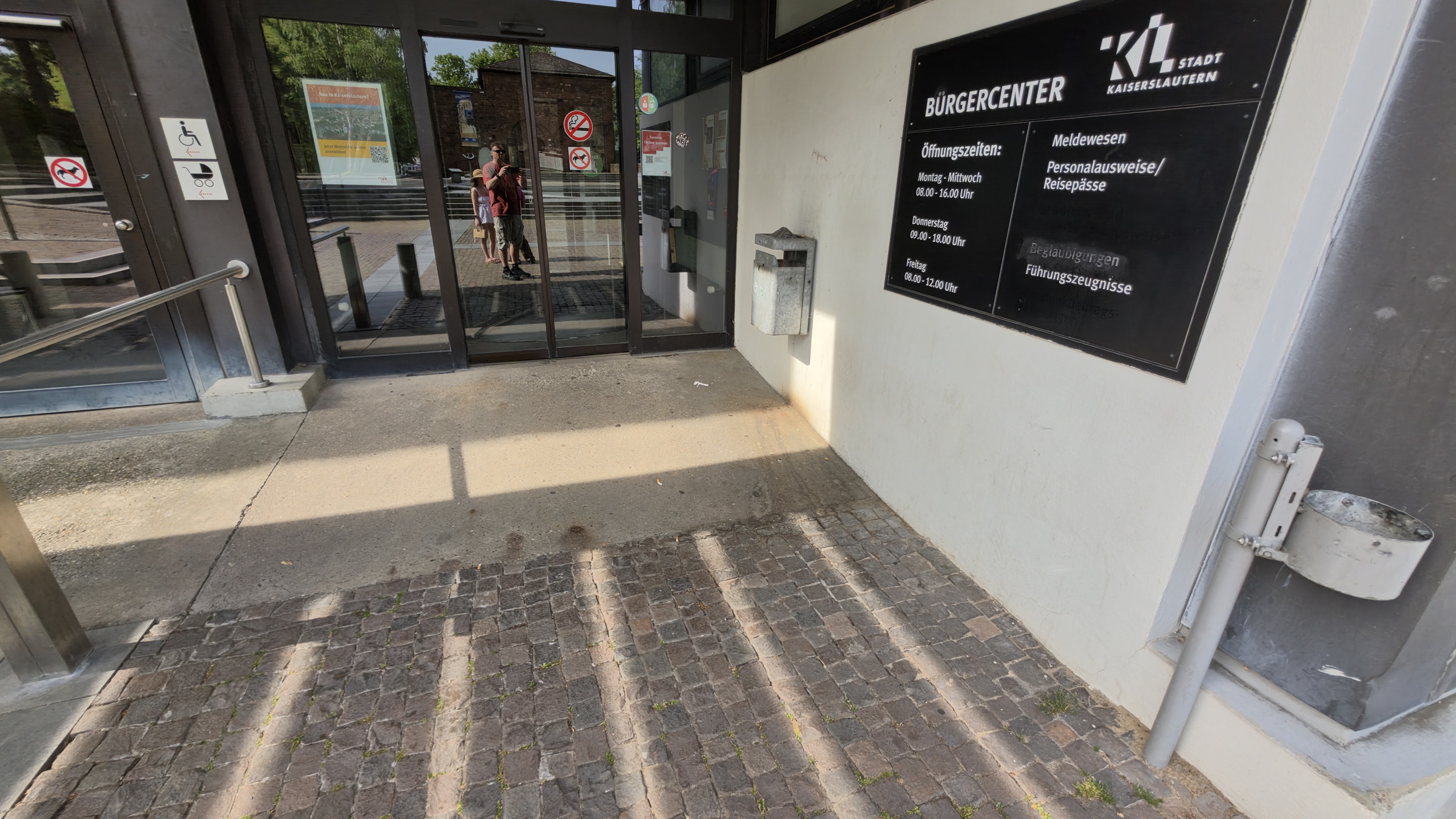 Bürgercenter Stadt Kaiserslautern entrance sign listing the four service counters: Meldewesen, Personalausweise/Reisepässe, und Führungszeugnisse, the actual office where Americans file the 14-day Anmeldung