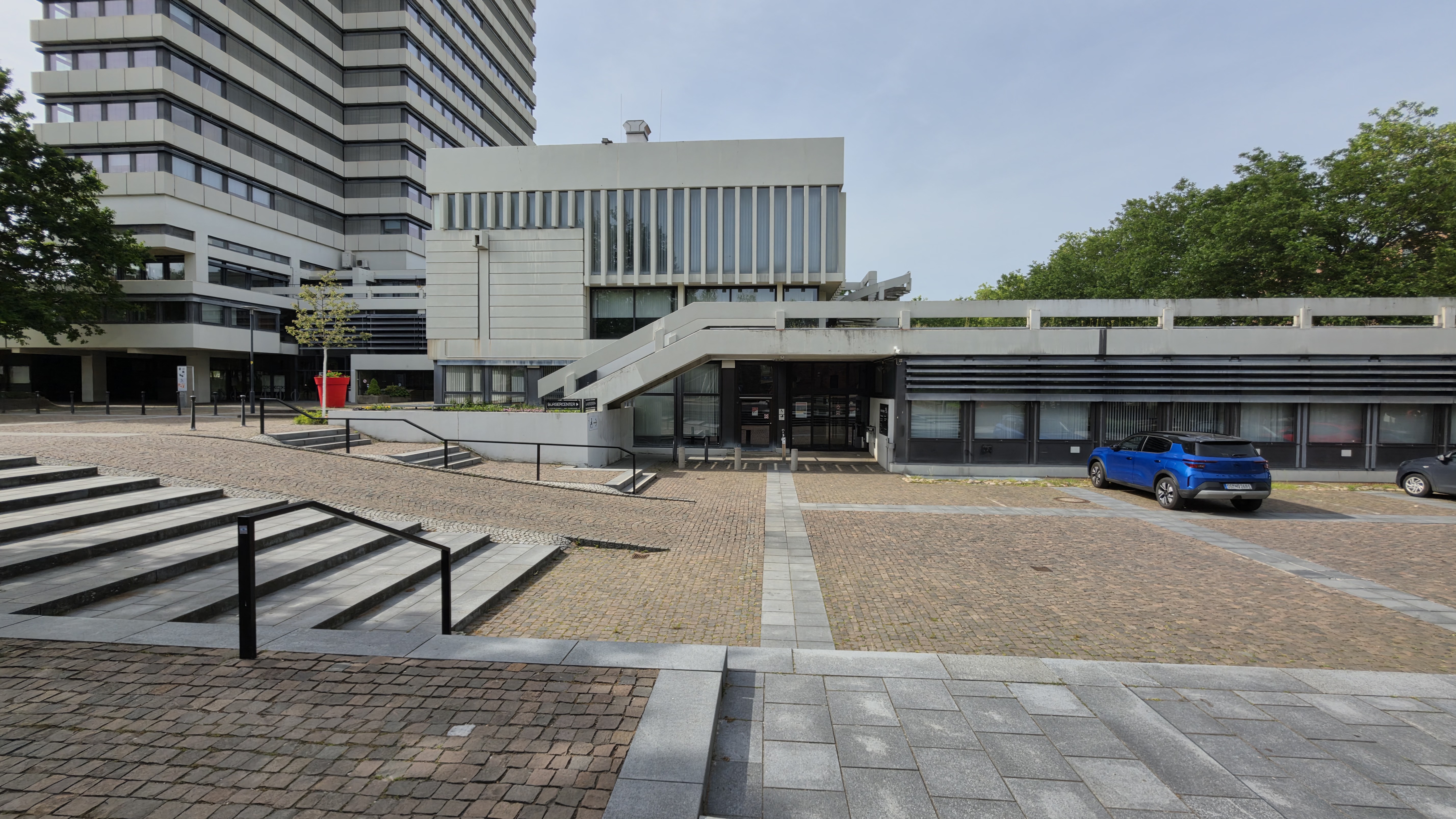 The Kaiserslautern Rathaus-Hochhaus on Willy-Brandt-Platz: the street-level Bürgercenter where KMC residents file their Anmeldung