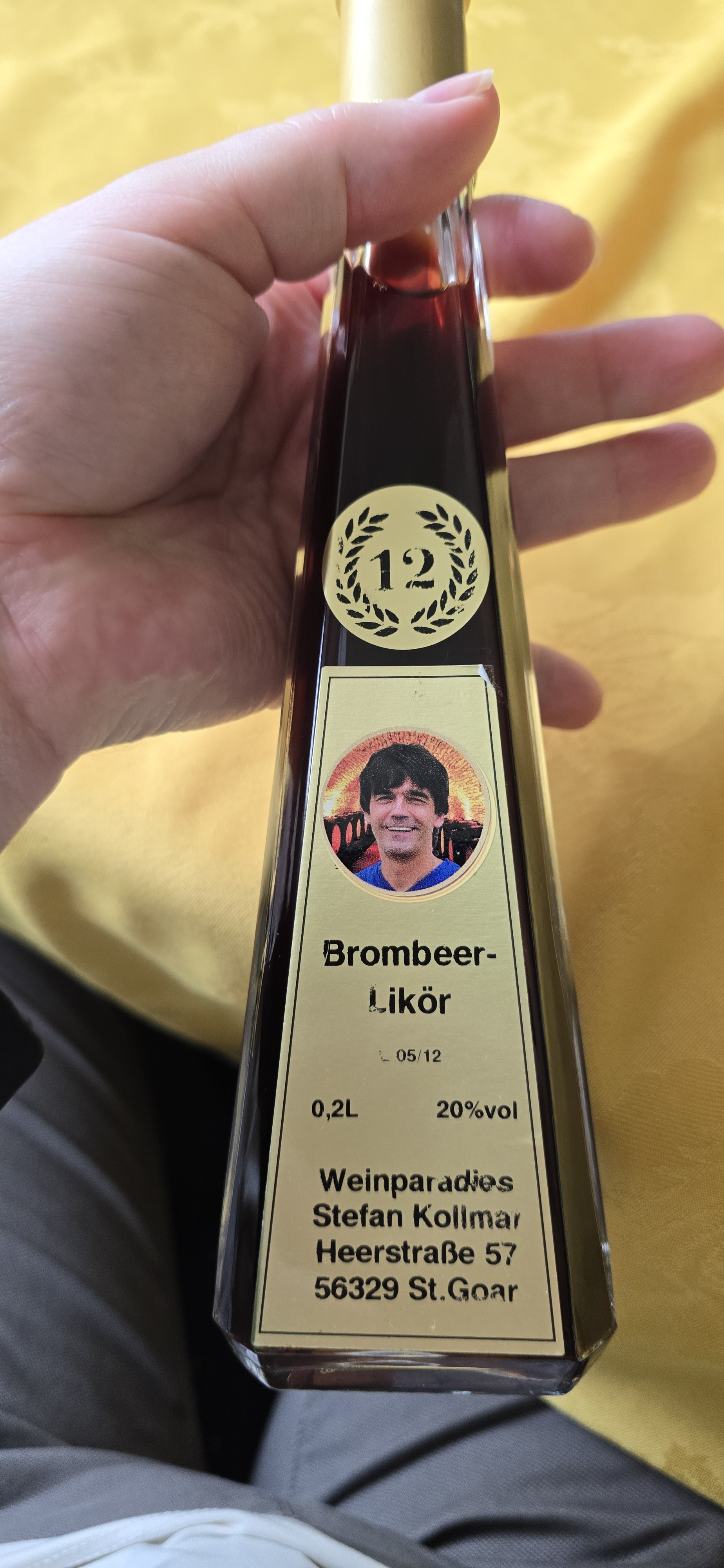 The 0.2-liter Brombeer-Likoer bottle from Stefans Weinparadies in St. Goar held on the KD cruise boat