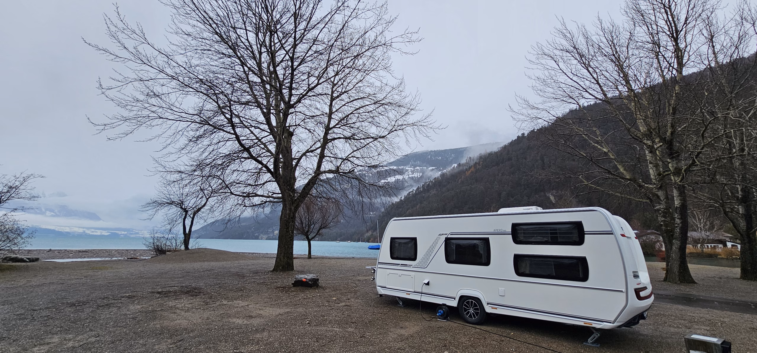 Camping Manor Farm 1 on Lake Thun: A winter Stellplatz with the family