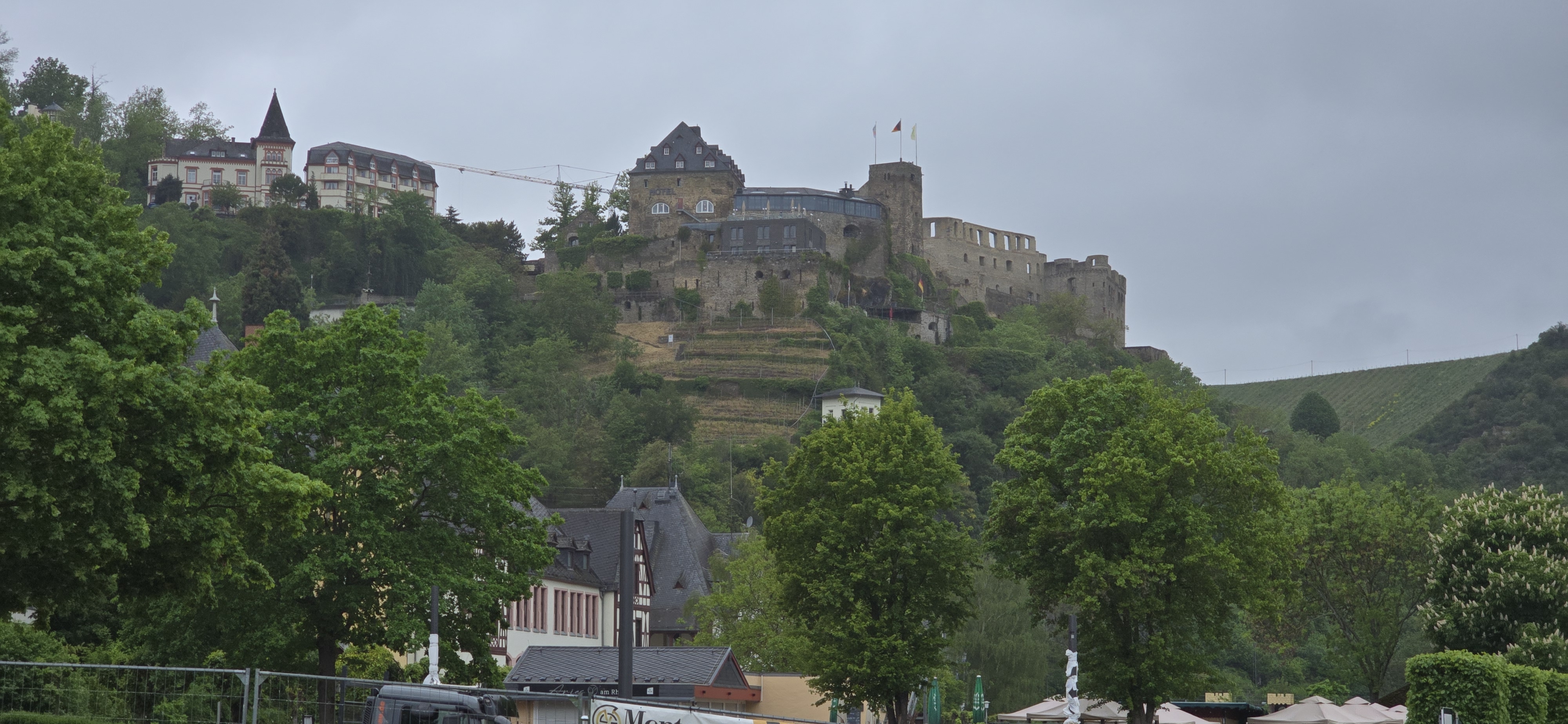 Burg Rheinfels from below in the rain, with St. Goar town buildings in the foreground