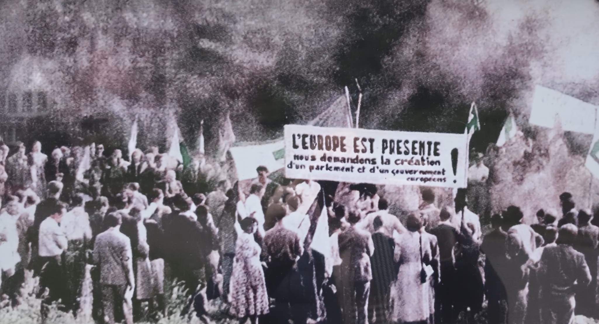 Historical 1950 photograph of European federalist students at the Sankt Germanshof border crossing, reproduced on the on-site information panel, with the banner reading L'Europe est presente