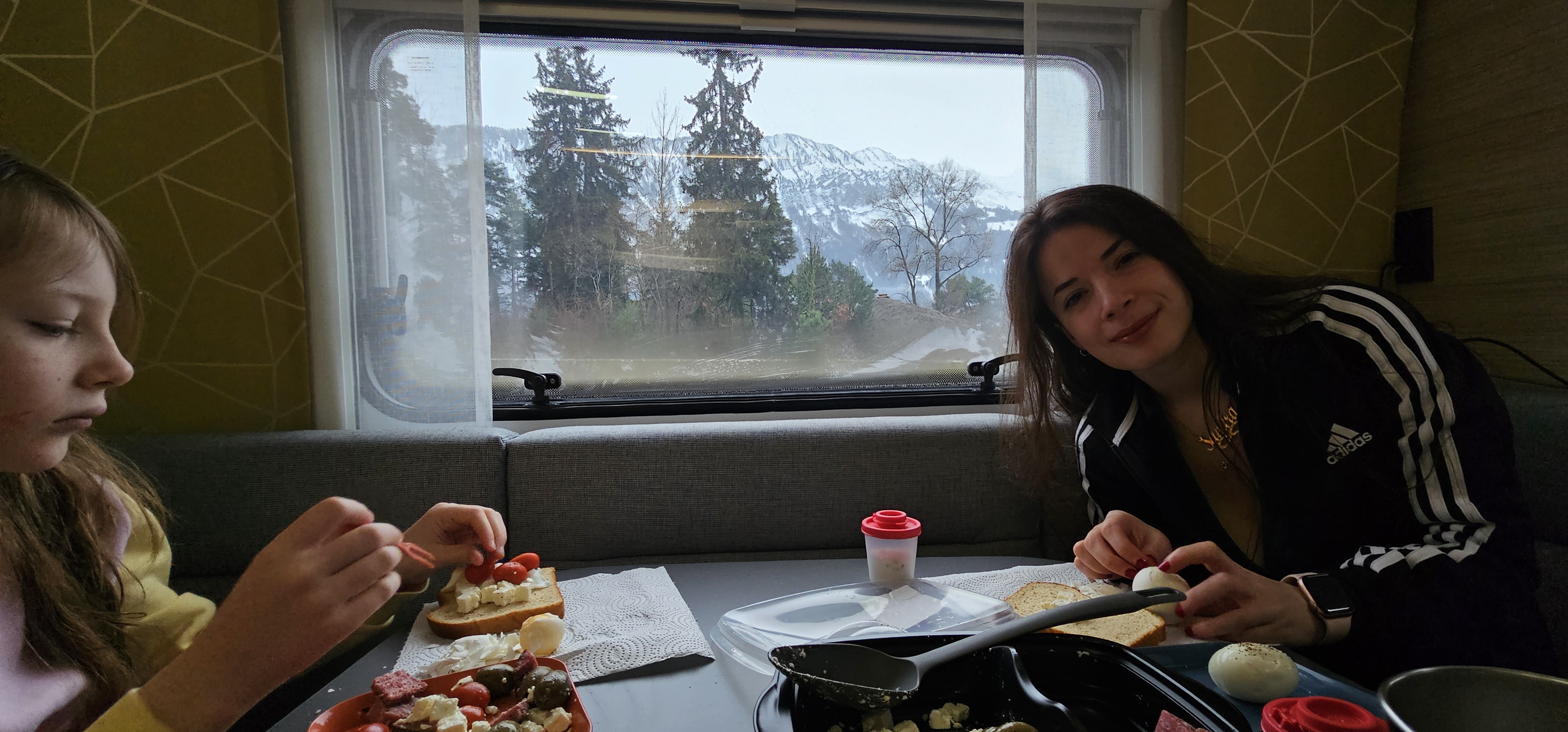 Breakfast at the caravan window on Friday morning, Lulu on the left, Samira on the right, Niesen ridge through the glass